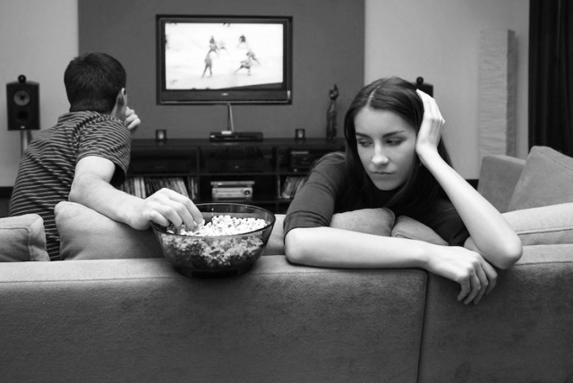 Couple-watching-TV-woman-upset